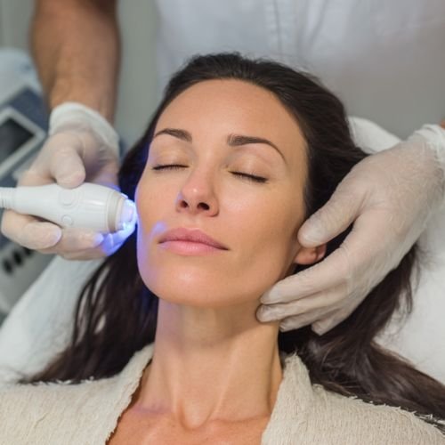 Paciente recibiendo un tratamiento estético facial