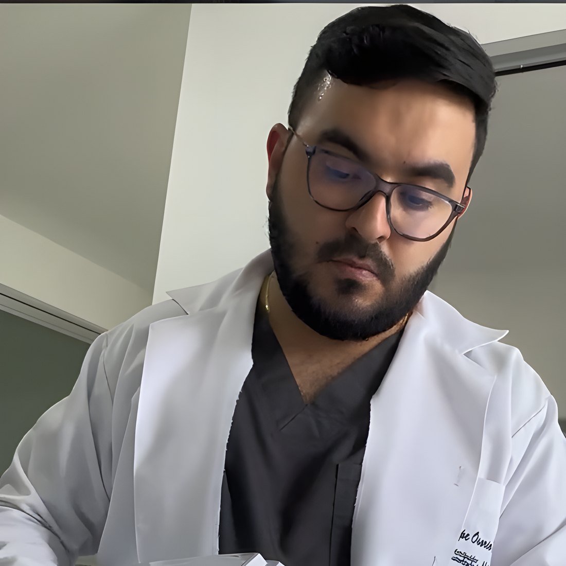 Dr. Andrés Felipe Osorio durante un tratamiento de medicina estética