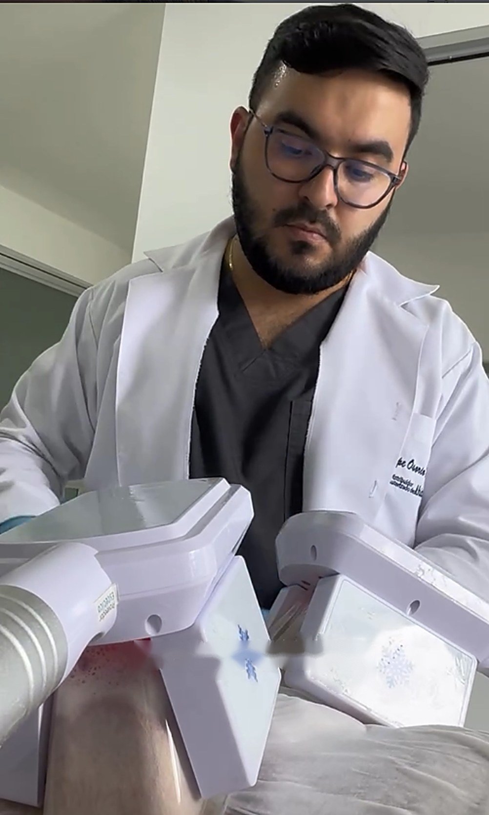 Dr. Andrés Osorio durante un tratamiento estético